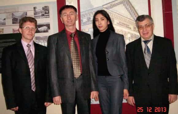 Слева направо: В.Гаврилов, А.Непомнящий, Э.Сеитова, В.Даниленко после защиты кандидатской диссертации Эльвины Сеитовой