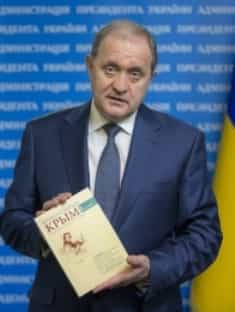 Могилев подарил Януковичу Шевченко на трех языках
