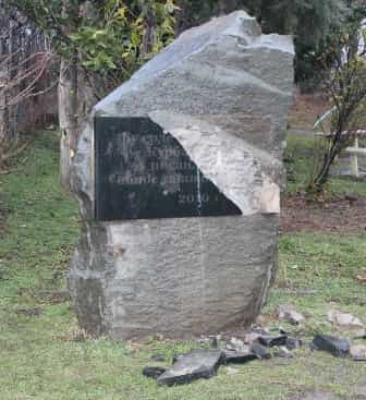 В Улу-Узене разрушили памятник жертвам репрессий и высылки