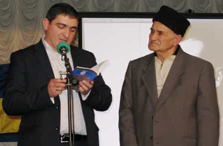 Своими воспоминаниями об Амет-Хане Султане поделился ветеран Национального движения Кемал-ага Куку (справа). Слева - депутат Кореизского поссовета, главный организатор мероприятия Эльдар Яячик