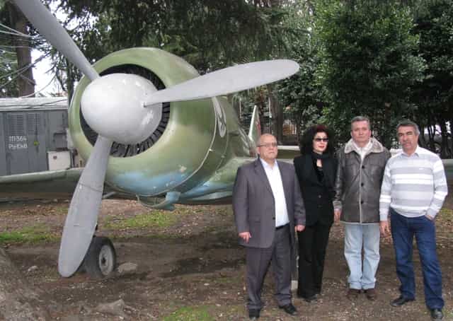 Во дворе музея Амет-Хана Султана в Алупке: (справа налево) Нариман Джемилев, Альмир Самадинов, Урьяне Кенжикаева, Васви Абдураимов