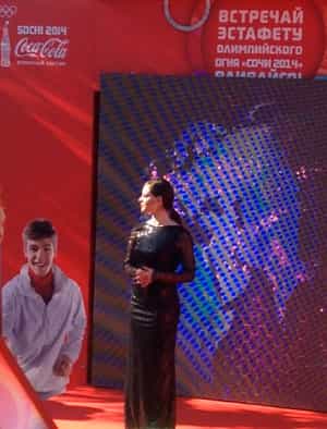 Церемония передачи Олимпийского факела завершилась выступлением крымскотатарской певицы, победительницы европейского этапа конкурса исполнителей &laquo;Голос МакДональдз&raquo; Севиль Велиевой