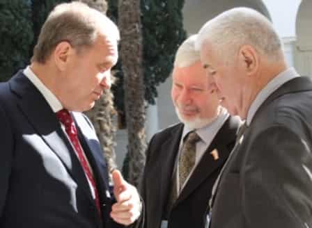 В открытии Ливайдийского форума принял участие премьер-министра Крыма Анатолдий Могилев (слева)