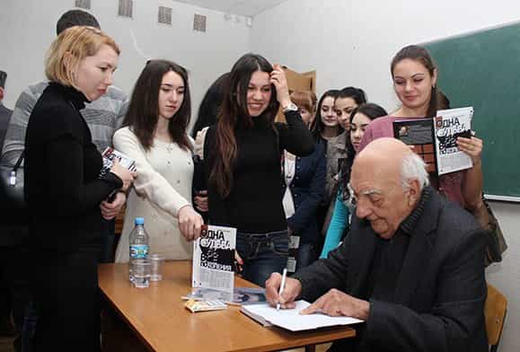 Тимур Дагджи подарил 200 экземпляров своей новой книги студентам факультета крымскотатарской и восточной филологии ТНУ