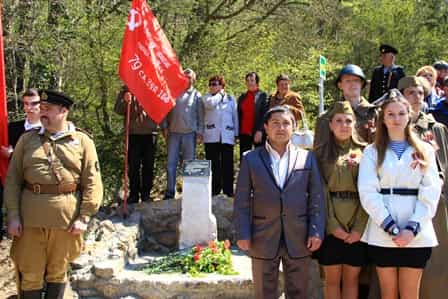 Право открыть «Памятный знак» было предоставлено лучшей ученице школы № 47, писателю - историку, который 12-летним мальчиком принимал участие в партизанском движении на Украине Евгению Меленьчуку, внучке командира второй роты Власенко Григория Ивановича - Наталье Симоченко, руководителю Севастопольского отделения Народной партии Милли Фирка и инициатору установки «Памятного знака» Ленуру Усманову Право открыть «Памятный знак» было предоставлено лучшей ученице школы № 47, писателю - историку, который 12-летним мальчиком принимал участие в партизанском движении на Украине Евгению Меленьчуку, внучке командира второй роты Власенко Григория Ивановича - Наталье Симоченко, руководителю Севастопольского отделения Народной партии Милли Фирка и инициатору установки «Памятного знака» Ленуру Усманову