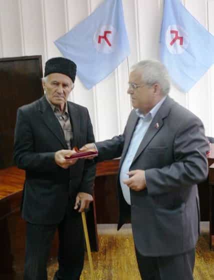 Награду получает ветеран Национального движения крымских татар Кемал-ага Куку, п. Кореиз