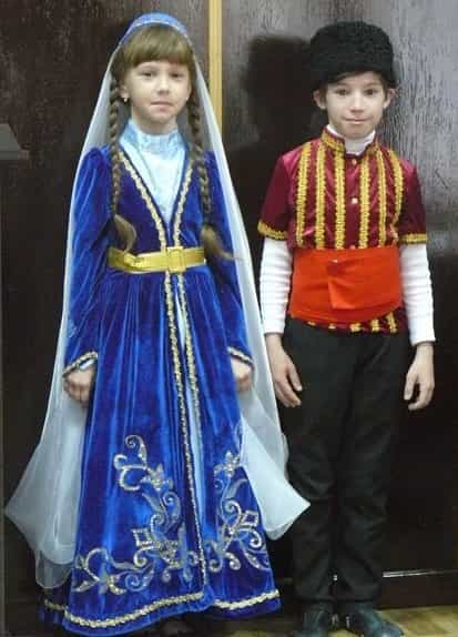 Кроме заслуженных наград, подарки ветеранам от Милли Фирка вручали дети в национальных крымскотатарских костюмах
