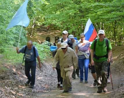 Замыкающую группу восхождения возглавил ветеран Национального движения крымских татар Нурфет-ага Мурахас (в центре)