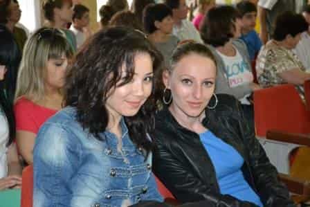 Представители благотворительной организации НАМ НЕ ВСЁ РАВНО Мамутова Зульфие (справа) и Велиева Земине