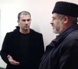 Энвер Арпатлы (слева) - глава Алуштинского регионального Меджлиса 