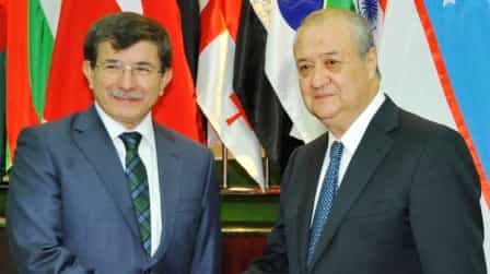 Министр иностранных дел Республики Узбекистан Абдулазиз Камилов и министр иностранных дел Турецкой Республики Ахмет Давутоглу (слева)