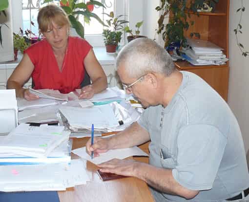Председатель Совета Милли Фирка Васви Абдураимов расписывается в получении регистрационных документов организации