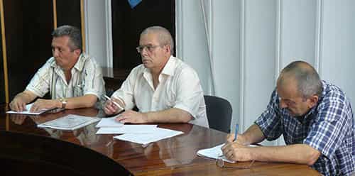 Президиум конференции (слева направо): Альмир Самадинов, Васви Абдураимов, Асан Хуршутов
