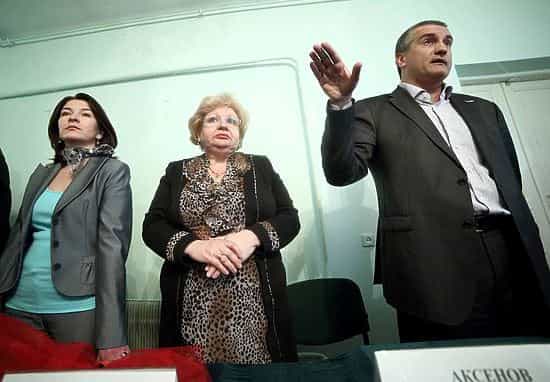 Назначение Эльмиры Аблялимовой (на снимке слева) лично поддержал крымский премьер Сергей Аксенов