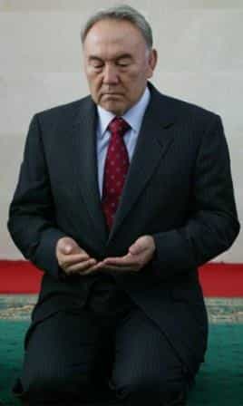 Президент Казахстана стал почетным старейшиной туркменов