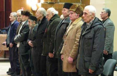 Ветераны Национального движения крымских татар и делегаты Объединительной конференции стоя приветствуют создание Крымскотатарского Народного Фронта
