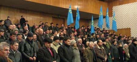 Ветераны Национального движения крымских татар и делегаты Объединительной конференции стоя приветствуют создание Крымскотатарского Народного Фронта