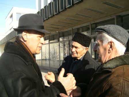 Депутат Верховного Совета АР Крым Лентун Безазиве (слева), ветеран Национального движения крымских татар Кемал Куку (в центре) и Эдем Татаров (справа)