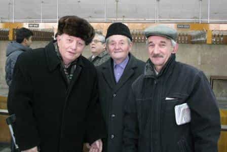 Ветераны Национального движения крымских татар Рефат Джемилев (слева), Робеспьер Гралов (в центре), активист Национального движения Осман Арифов (справа) 